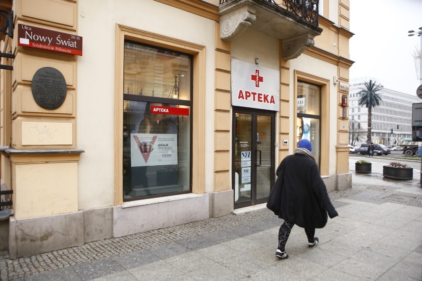 Zamiast leków, alkohol. Była apteka, będzie monopol? Losy...