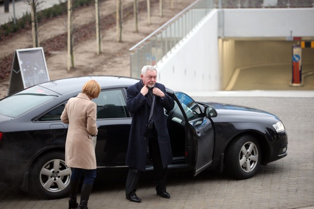 Prezydent Jacek Majchrowski wysiada ze służbowego audi.