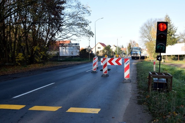 Utrudnienia w ruchu w Niedoradzu ciągną się przez pół miejscowości