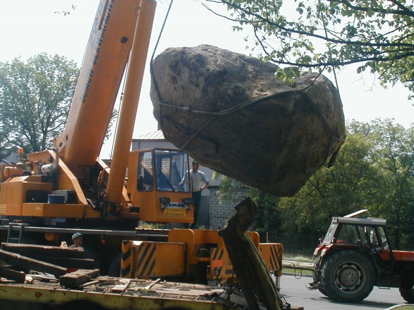 W 2002 roku potężne głazy zostały przetransportowane z...