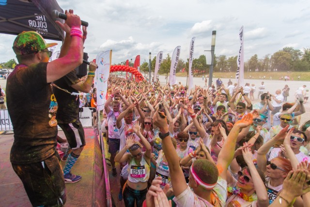 Pięć kilometrów, stacje z kolorowymi proszkami i mnóstwo świetnej zabawy - tak w skrócie można opisać bieg The Color Run. Zawody kolejny raz odbędą się w Warszawie. Tym razem 17 czerwca 2018. 

Zobacz więcej: The Color Run Warszawa 2018. Wiemy, kiedy odbędzie się największy bieg z brokatem i kolorowym proszkiem