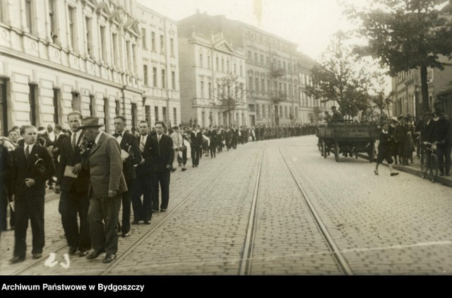 Ulica Jagiellońska w Bydgoszczy. Na zdjęciu kondukt żałobny