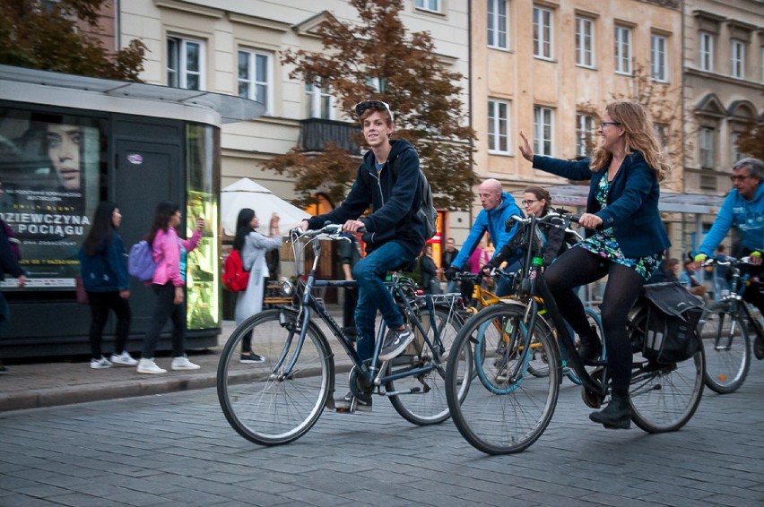 Masa Krytyczna zakończyła cykliczne przejazdy przez Warszawę [ZDJĘCIA]