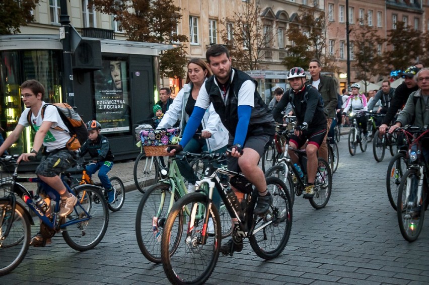 Masa Krytyczna zakończyła cykliczne przejazdy przez Warszawę [ZDJĘCIA]