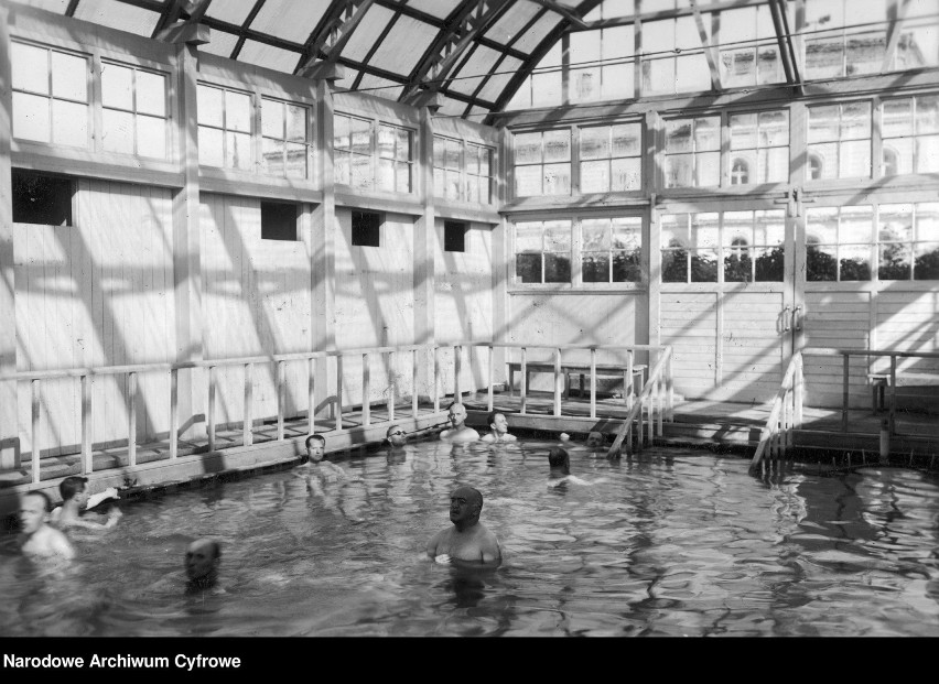 Niesamowite stare zdjęcia basenów w Ciechocinku. Tak się kiedyś bawili mieszkańcy i kuracjusze [galeria]