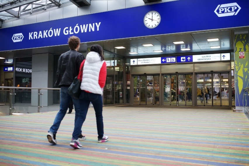 Kolorowa podłoga na Dworcu Głównym w Krakowie [ZDJĘCIA]