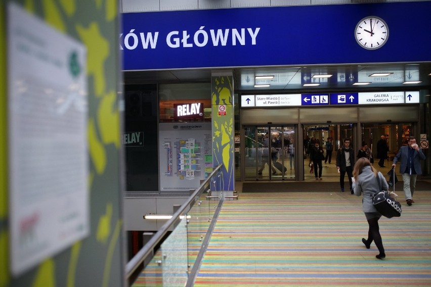 Kolorowa podłoga na Dworcu Głównym w Krakowie [ZDJĘCIA]
