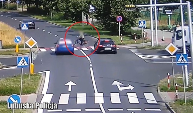 W Zielonej Górze doszło do dwóch poważnych zdarzeń z udziałem rowerzysty i pieszej. Obydwa miały miejsce na ulicy Wyszyńskiego w rejonie skrzyżowania z ulicą Wiśniową. Zostały nagrane przez kamery monitoringu.  



W czwartek, 22 lipca, około południa, kierujący osobowym nissanem potrącił na przejściu dla pieszych 15-latkę. 70-letni kierowca tłumaczył policjantom, że wcześniej zatrzymał się przed przejściem, gdzie przepuścił pieszych, następnie ruszył, ale na kolejnym przejściu nie zauważył pieszej. Dziewczynka przechodząca przez jezdnię widząc, że samochód się nie zatrzymuje, próbowała uciekać, ale niestety nie zdążyła. Na szczęście prędkość pojazdu była niewielka i 15-latka nie odniosła poważniejszych obrażeń, chociaż po samym zdarzeniu została zabrana do szpitala na badania.

Dzień później, na tym samym skrzyżowania doszło do poważniejszego zdarzenia – wypadku drogowego z udziałem rowerzysty. Kierująca skodą fabią 31-latka jadąc lewym pasem jezdni w kierunku ulicy Łużyckiej, ominęła pojazd, który zatrzymał się na prawym pasie, aby przepuścić rowerzystę. Doszło do potrącenia 68-letniego mężczyzny. Mężczyzna, upadając, uderzył głową o asfalt, a po badaniach okazało się, że doszło do poważnego urazu głowy. Zdarzenie zakwalifikowano jako wypadek. Także to potrącenie zarejestrowały kamery monitoringu miejskiego. 

Piesi i rowerzyści są na przegranej pozycji w przypadku potrącenia przez samochód. Dlatego zawsze powinni się upewnić, że mogą bezpiecznie przejść czy przejechać na drugą stronę.