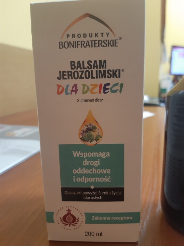 Zagrożenie:
W wyniku kontroli przedstawicieli Państwowej Inspekcji Sanitarnej stwierdzono wewnątrz opakowania produktu pn. „Balsam Jerozolimski dla dzieci” suplement diety 200ml, nr partii: 220602, data minimalnej trwałości: 052024, butelkę z płynem oznakowanym jako produkt leczniczy pn.: Antinervinum, nr serii: 211001, termin ważności 10.2023.

W związku z powyższym, w przypadku niezwrócenia uwagi na oznakowanie butelki zamieszczonej wewnątrz kartonika, istnieje ryzyko spożycia produktu leczniczego zamiast suplementu diety.

Szczegóły dotyczące produktu:
Produkt: „Balsam Jerozolimski dla dzieci” suplement diety 200ml
Numer partii: 220602
Data minimalnej trwałości: 05. 2024

Producent: Prowincja Polska Zakonu Szpitalnego Św. Jana Bożego p.w. Zwiastowania Najświętszej Maryi Panny, Bonifraterska 12, 00-213 Warszawa (aktualnie Boni Fratres Pharmaceutical Sp. z o.o., ul. Krakowska 50/4, 31-066 Kraków)

Działania podjęte przez przedsiębiorców i organy urzędowej kontroli:
Niezwłocznie po otrzymaniu zgłoszenia o nieprawidłowości (06.10.2023) Boni Fratres Pharmaceutical Sp. z o.o., która aktualnie posiada status producenta Produktu, podjęła pilne działania mające na celu wyjaśnienie sprawy oraz wycofanie ze sprzedaży wadliwej partii (220602), w celu jej weryfikacji oraz ewentualnej utylizacji. Producent na każdym etapie postępowania współpracuje z Państwową Inspekcją Sanitarną oraz dalszymi ogniwami łańcucha dostaw. 

W przedmiotowej sprawie zostało wszczęte postępowanie administracyjne przez Państwowego Powiatowego Inspektora Sanitarnego w Krakowie mające na celu wycofanie z obrotu przedmiotowego produktu.

Zalecenia dla konsumentów:
Nie należy spożywać wskazanej w komunikacie partii produktu.

WIĘCEJ