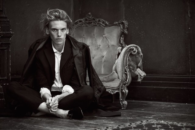 Jamie Campbell Bower kończy 30 lat!Jamie C. Bower znany jest przede wszystkim z filmów kostiumowych - jeden z nich, w reżyserii Tima Burtona ("Charlie i fabryka czekolady") rozpoczął jego wielki sukces. Oprócz roli króla Artura, wciela się przede wszystkim w postaci dość epizodyczne, mimo wszystko, zapadające w pamięć.https://www.instagram.com/p/BmWHBv9lEBJ/Ponadto aktor jest wokalistą punk rockowego zespołu Counterfeit, który tworzy z przyjaciółmi i bratem, Samem.