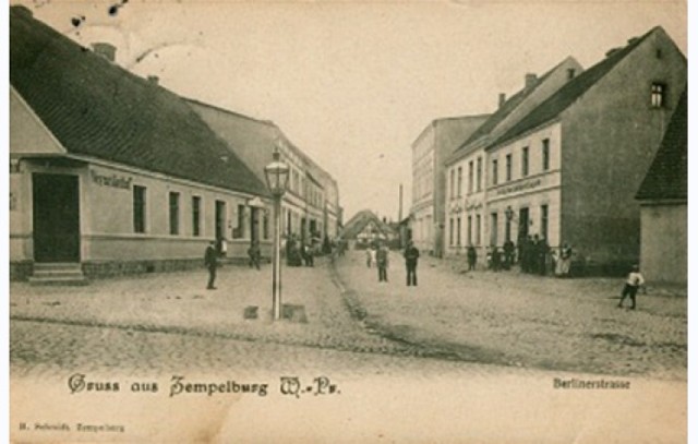 Gruss aus Zempelburg - Pozdrowienia z Sępólna. Pocztówka z 1906. widok na ul. Berlinerstrasse - obecnie skrzyżowanie ulic Sienkiewicza Hallera i Wojska Polskiego.