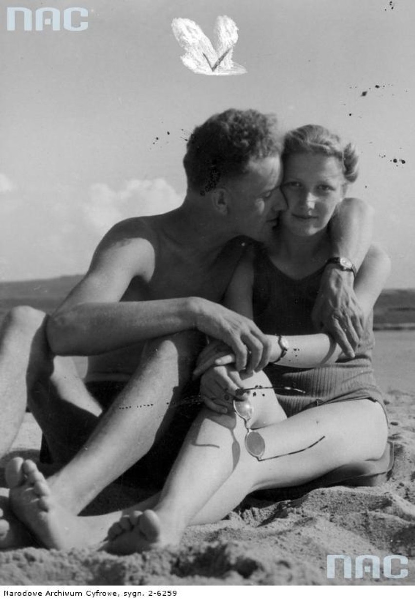 Kobieta i mężczyzna na plaży nad Wisłą.