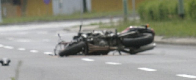 Motocyklista najechał na tył samochodu. Na szczęście w zderzeniu nikt nie ucierpiał (zdjęcie ilustracyjne)