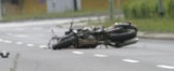 Wypadek motocyklisty w Imielinie. Wjechał w jeepa na DW934. Nie zauważył, że kierowca zatrzymał się przed pasami