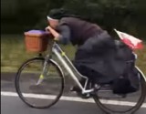 Film z zakonnicą na rowerze robi furorę w Hiszpanii [WIDEO]