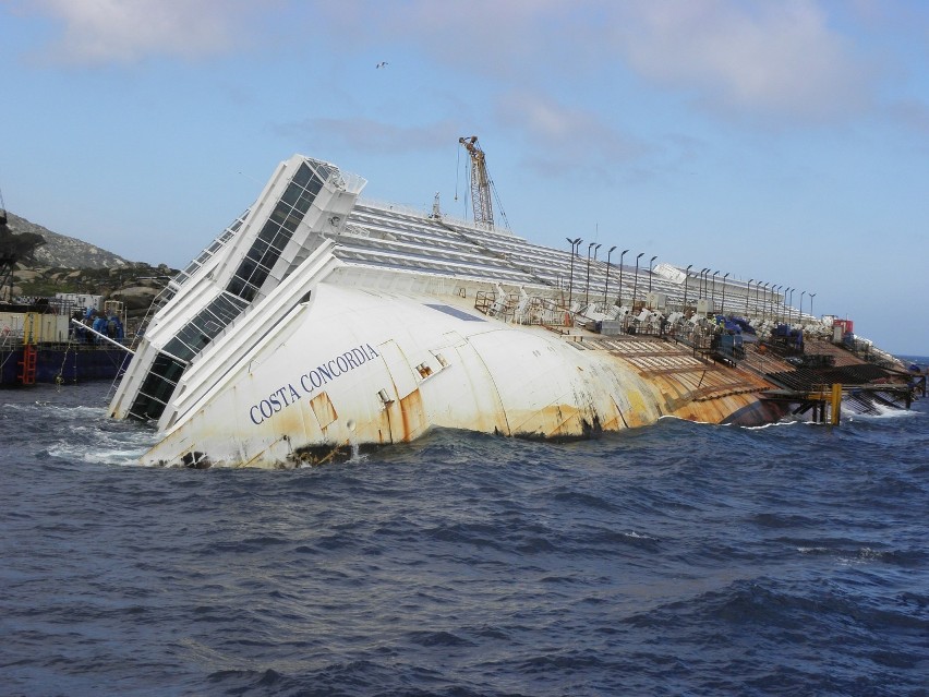 Także w piątek, 13 stycznia 2012 roku zatonął statek Costa...