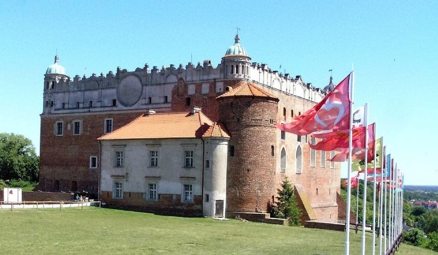 Najlepiej zachowanym zamkiem w regionie jest ten w...