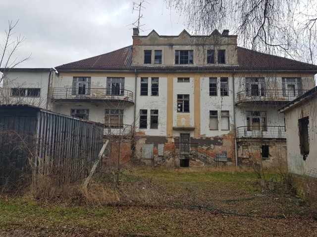 Mieszkańcy Jastrzębia omijają to miejsce z daleka.  Boją się duchów. Oni tam weszli