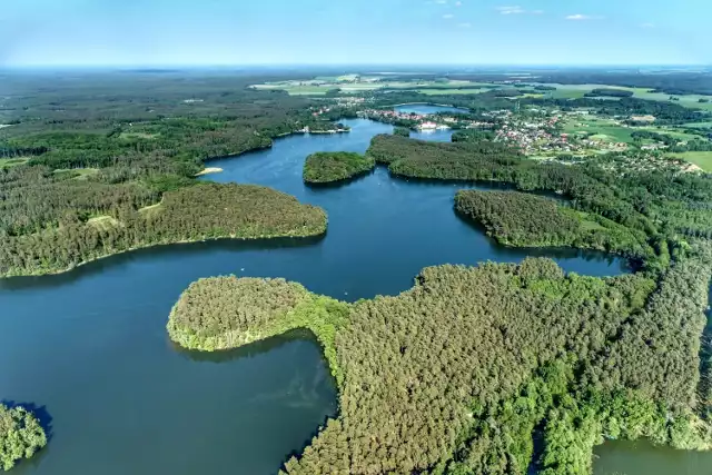 Lubniewice to niezwykle malowniczo położona miejscowość. Leży niecałe 50 km od Świebodzina.