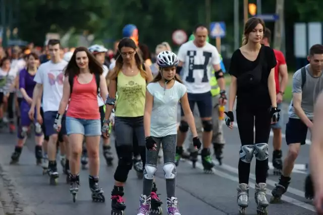 Nocny przejazd rolkarzy przez Kraków