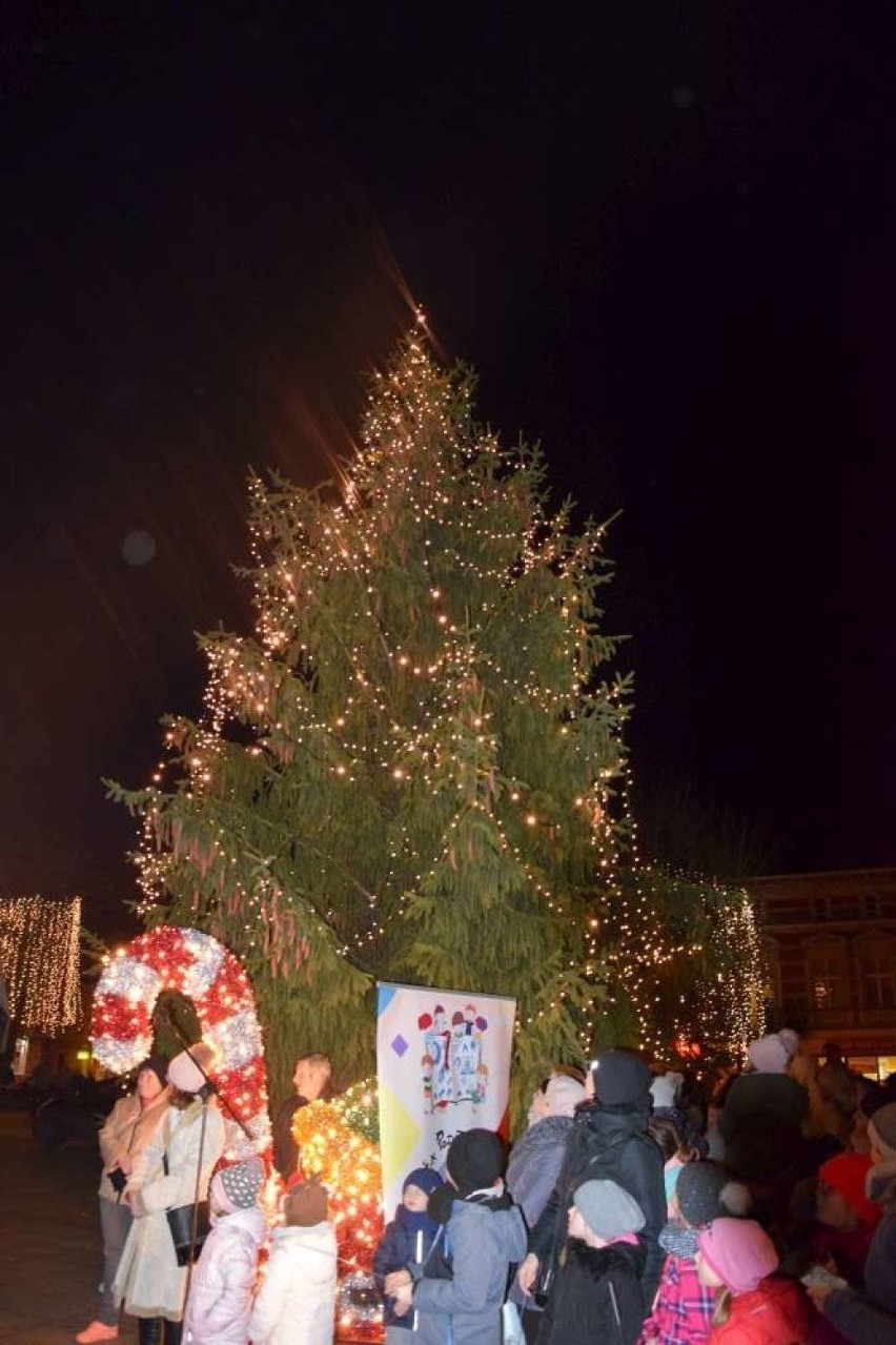 Choinka na Rynku w Wągrowcu. Zobaczcie jakie drzewka dekorowały centralny plac miasta w minionych latach