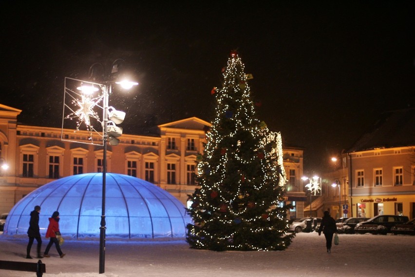 Choinka na Rynku w Wągrowcu. Zobaczcie jakie drzewka dekorowały centralny plac miasta w minionych latach