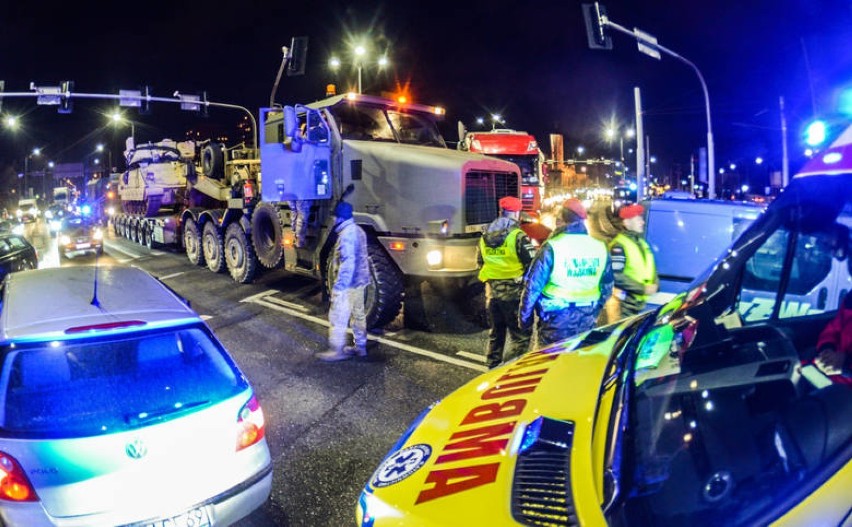 10 marca 2018 r. w Bydgoszczy kolumna transportująca czołg...