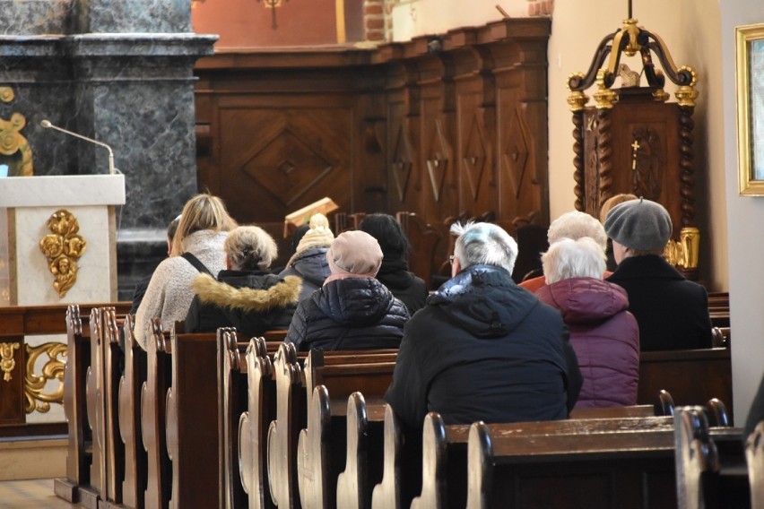 Śrem: wierni modlili się za oddalenie koronawirusa, duchowny...