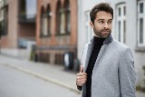 Jaki płaszcz dla mężczyzny jest najmodniejszy jesienią? Oto, co możesz znaleźć w sklepach