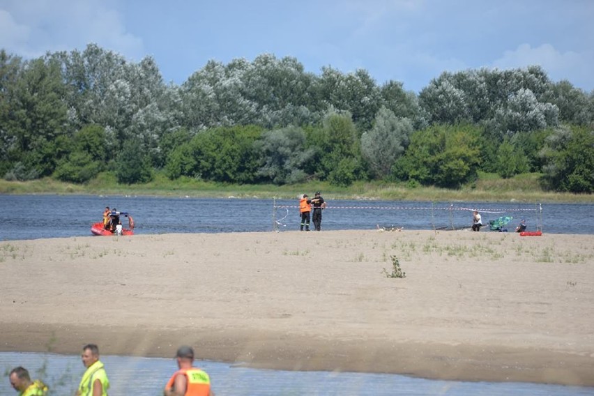 Z Wisły wyłowiono ciało mężczyzny. Trwają poszukiwania kolejnych osób [aktualizacja, zdjęcia]