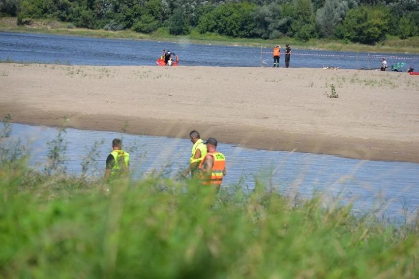 Z Wisły wyłowiono ciało mężczyzny. Trwają poszukiwania kolejnych osób [aktualizacja, zdjęcia]