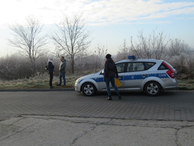 Według nieoficjalnych przed godz. 8 spacerująca z psem osoba powiadomiła policję o leżących w zaroślach przy ul. Ogrodowej zwłokach. Policja i prokurator nie udzielają żadnych informacji. Z naszych rozmów z mieszkańcami okolicznych domów wynika, że to młody mężczyzna, podobno mieszkaniec jednego z bloków przy ul. Spółdzielczej.