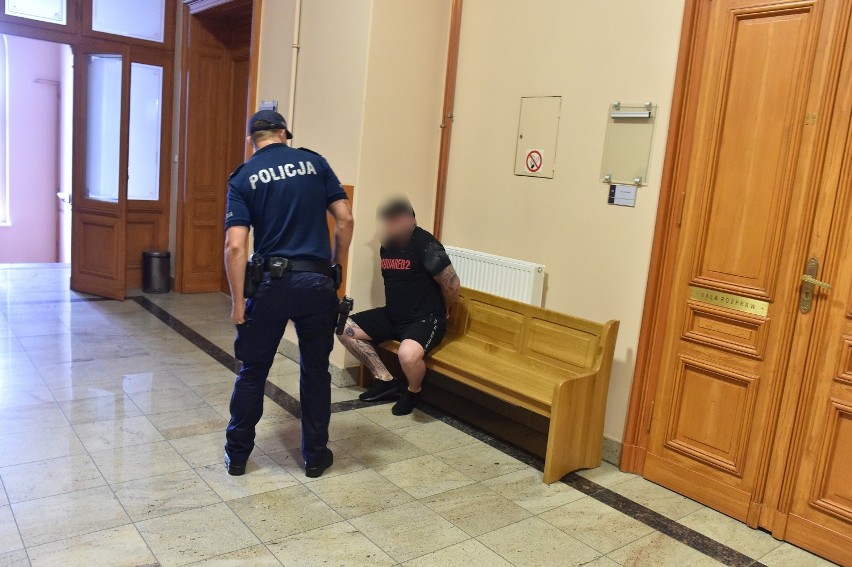 Posiedzenie aresztowe Michała N. w sądzie w Lesznie