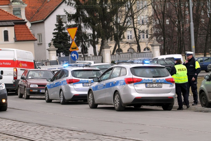 Średnie uposażenie brutto po podwyżkach policjantów według...