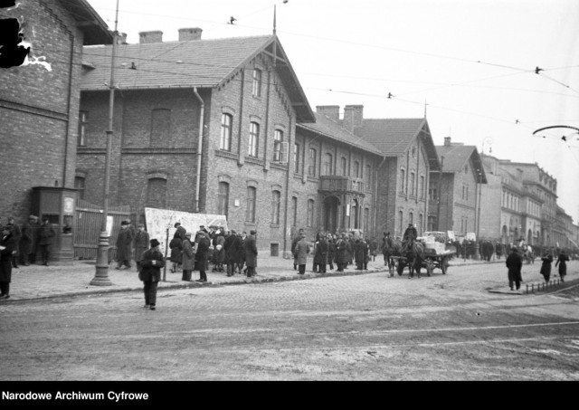 Ul. 3 Maja - z lewej widoczne domy kolejowe. Rok: 1933.

Zobacz kolejne zdjęcia. Przesuń zdjęcia w prawo - wciśnij strzałkę lub przycisk NASTĘPNE