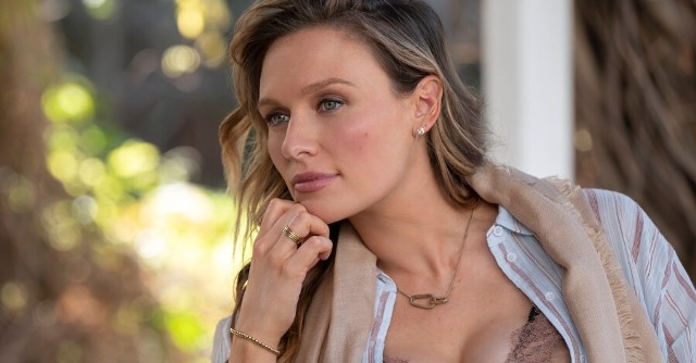 Michaela McManus jako Natalie Engler w "Ty"Kilka dni temu na Netfliksie pojawiły się nowe odcinki serialu "Ty". Ważną rolę w wydarzeniach 3. sezonu odegrała postać Natalie Engler (grana przez Michaelę McManus). 