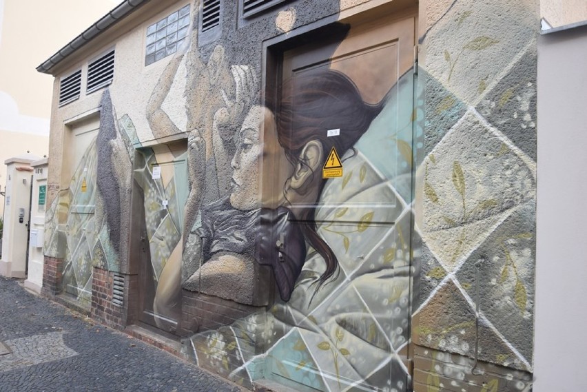 Te murale zachwycają. Znajdziesz je w Goerlitz. Artysta światowej sławy jest ich autorem