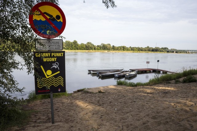 Pierwszym czarnym punktem wodny na mapie Warszawy jest plaża na wysokości klubu sportowego "Spójnia". Płynie tam Wisła, która sama w sobie jest niebezpieczną rzeką, ale  tego miejsca należy szczególnie unikać.
Adres: Wybrzeże Gdyńskie 2. 