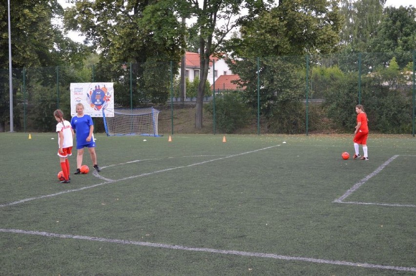 Dziewczyny grają w piłkę nożną w Skierniewicach