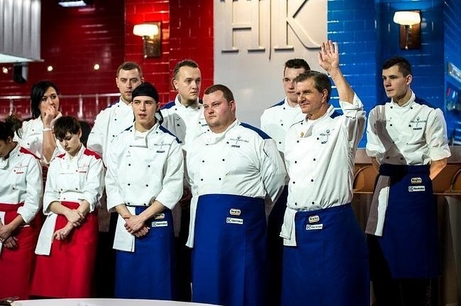 Zygmunt Chajzer w drużynie niebieskich w "He;;'s Kitchen"...