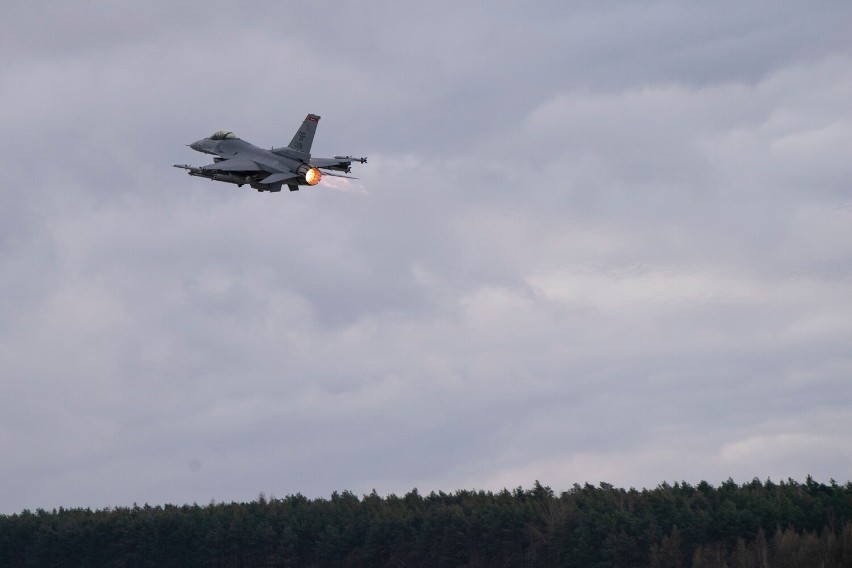 Amerykański F16 wylądował w bazie w Łasku. Przystanek w drodze na Litwę