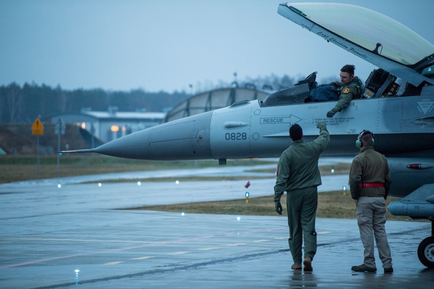 Amerykański F16 wylądował w bazie w Łasku. Przystanek w drodze na Litwę