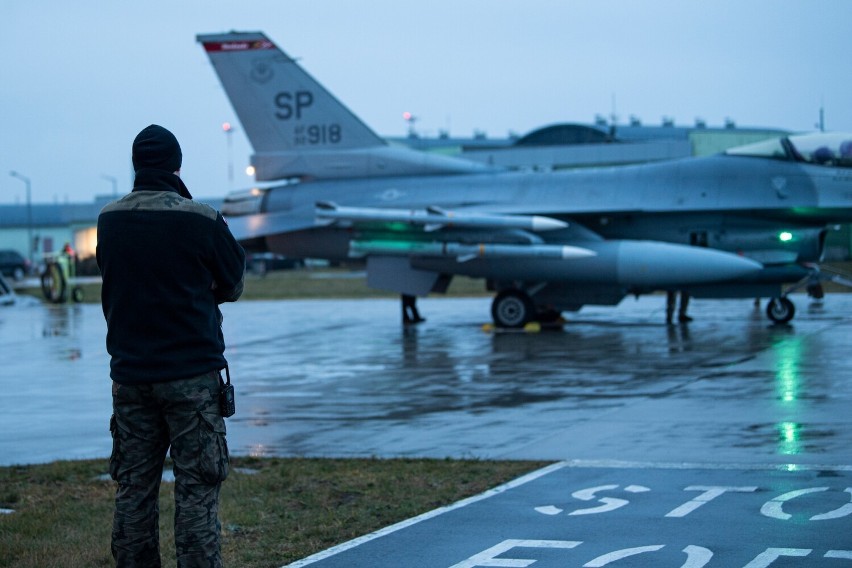 Amerykański F16 wylądował w bazie w Łasku. Przystanek w drodze na Litwę