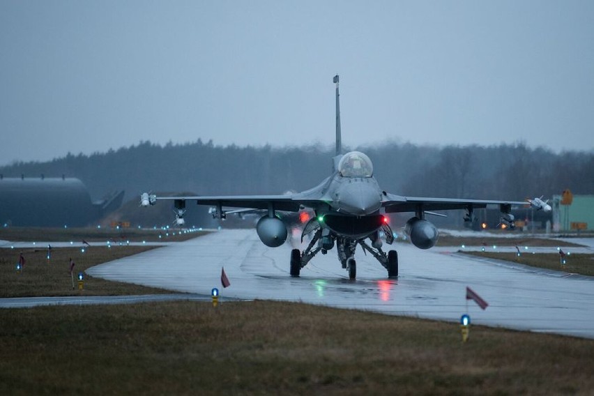Amerykański F16 wylądował w bazie w Łasku. Przystanek w drodze na Litwę