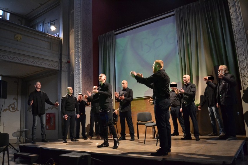 Aktorzy z ostrowskiego aresztu zaprezentowali na scenie wiersze ks. Jana Twardowskiego