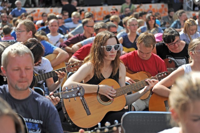 Happening gitarowy na Starym Rynku w ramach festiwalu Akademia Gitary 2015