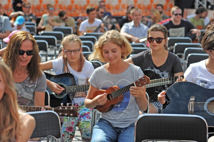 Happening gitarowy na Starym Rynku w ramach festiwalu...