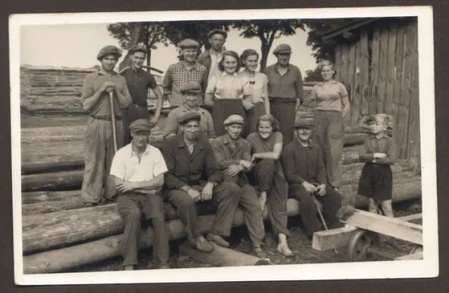 Pracownicy tartaku w Sępólnie Krajeńskim, usytuowanego przy ulicy Chojnickiej. Fotografię zrobiono w latach 50. lub 60. XX wieku.