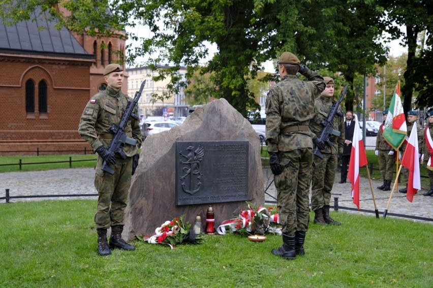 W Toruniu kwiaty złożono przed obeliskiem poświęconym...
