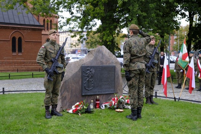 W Toruniu kwiaty złożono przed obeliskiem poświęconym „Komendantom Okręgu Pomorskiego ZWZ–AK”
